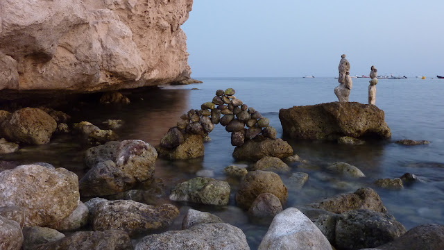 Planeta Bilbao, piedras en equilibrio, Agua Amarga, balanced stone