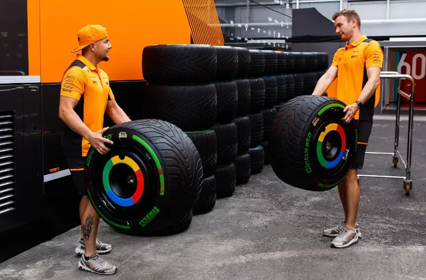 Meccanici McLaren con le gomme Pirelli