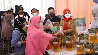 Walikota Eva Dwiana dan Menteri BUMN Hadiri PTPN Group Gelar Pasar Murah