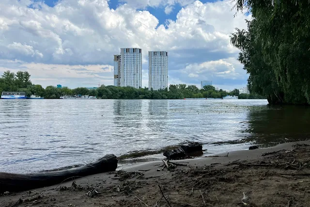 Строгинский полуостров, Москва-река, вид на Тушино, строящийся жилой комплекс «Level Стрешнево»