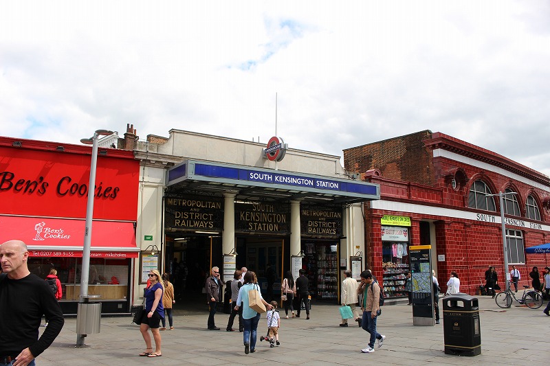 ロンドンの旅を楽しむ サウス ケンジントン駅 South Kensington Station ちょっと大き目の地下鉄駅で付近に素敵なショップがずらり ロンドンの旅を楽しむ サウス ケンジントン駅 South Kensington Station ちょっと大き目の地下鉄駅で付近に素敵なショップがずらり