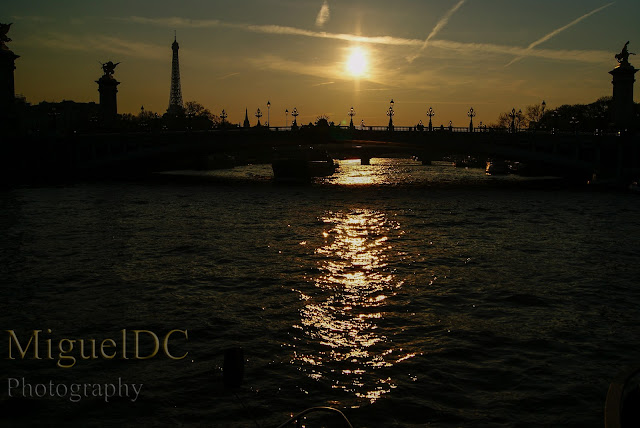 atardecer en el Río Sena, con la Torre Eiffel