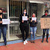 COM ROUPAS PRESTAS E CARTAZES, COMÉRCIO DE SS DA AMOREIRA PROTESTA CONTRA O DECRETO DO GOV RATINHO