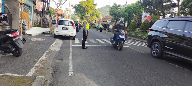 Menjaga Situasi Tetap Kondusif, Personil Polsek Bangli Polres Bangli Berikan Pelayanan Pengaturan Depan Sekolah