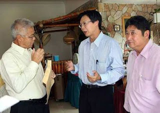 Getting to the heart of the problem: Chua (centre) discussing the farmers plight with Ho (left)and Cameron Highlands MCA division chief Datuk Yee Shan Kon.