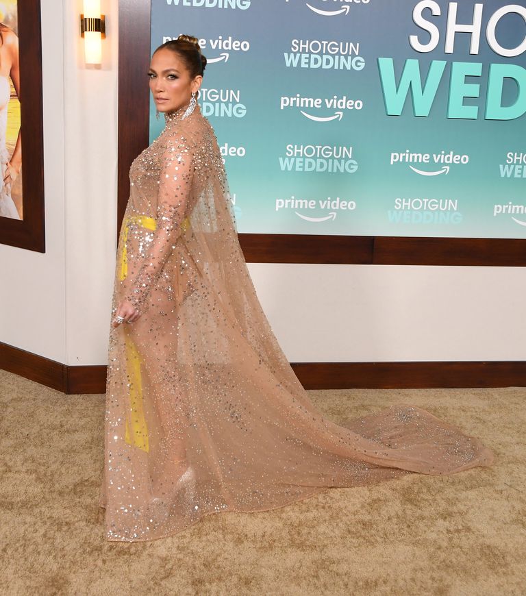 Jennifer Lopez con transparencias y pedrería en la premiere de su última película