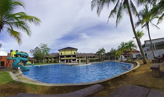 Kolam renang di Dangau Resort Singkawang