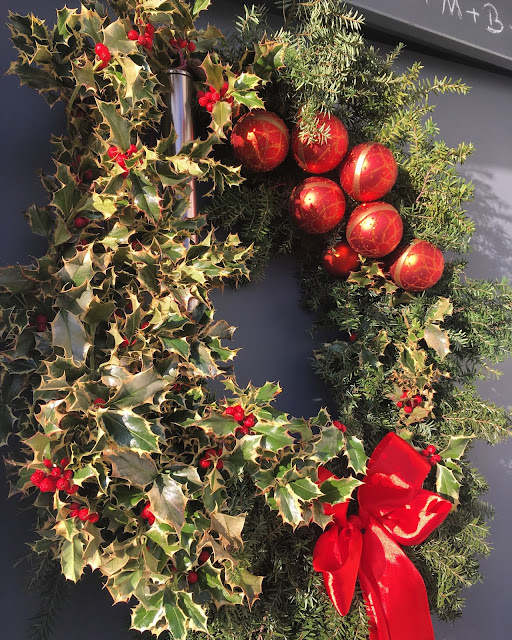 Türkranz zu Weihnachten mit Ilex und roten Kugeln