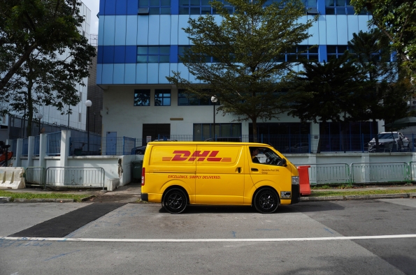 Michelin y DHL Express probarán los neumáticos sin aire MICHELIN UPTIS en 50 furgonetas en Singapur