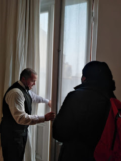 Raúl nos abre la puerta que da al balcón sobre la calle Bolívar. Alejandro, uno de los alumnos, es el primero en participar de esto.