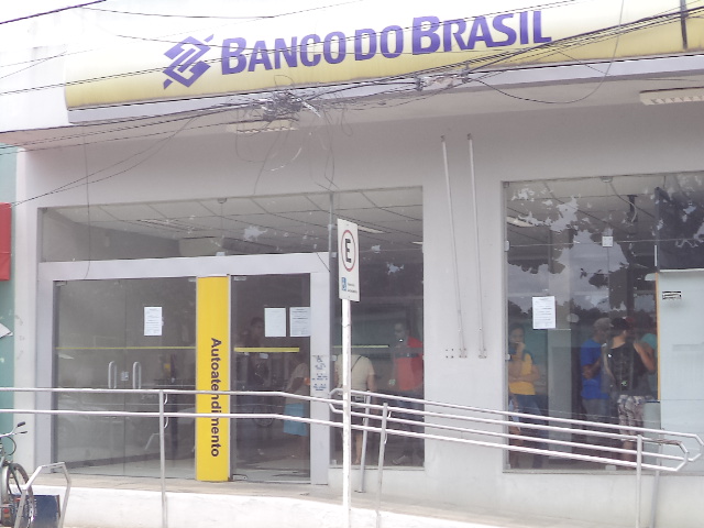 Mulher é assaltada na porta do Banco do Brasil de Várzea da Roça