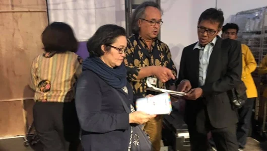 Gubernur Irwan Prayitno meninjau kesiapan delegasi Sumatera Barat yang menjadi peserta di pameran dagang dan kesenian di panggung utama Tong Tong Fair 2019.