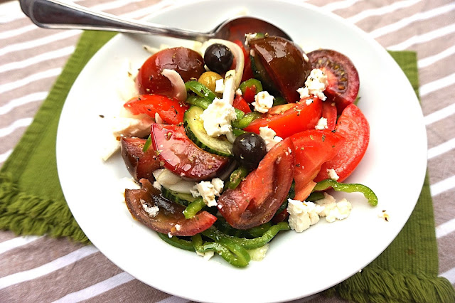 Ensalada griega. Tomate, pepino y queso feta.