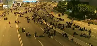 Trong tấm ảnh này, tài khoản Twitter có tên Nathan Ruser cho biết đó là thời khắc ghi lại lúc 2h30 sáng ngày 17-6 tại Hong Kong. Các nhóm người biểu tình mang theo từng túi lớn và gom nhặt rác.