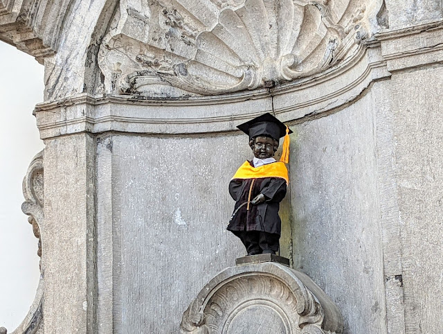 Brussels Layover: Manneken Pis in a graduation outfit