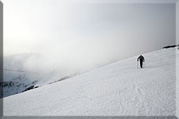 Las nubes cubren la cima