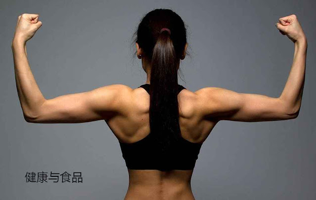 如何练习锻炼，以加强上背部肌肉的女性