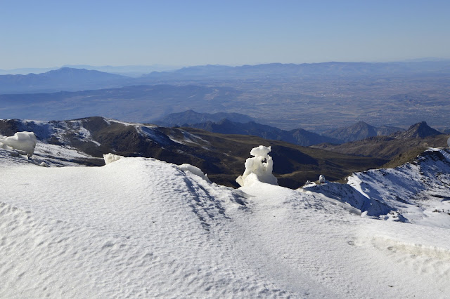 Droga na szczyt Pico Veleta w Sierra Nevada w śniegu i przy mocnym wietrze + informacje praktyczne