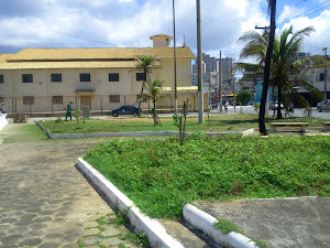 Dando um trato do que restou da praça 