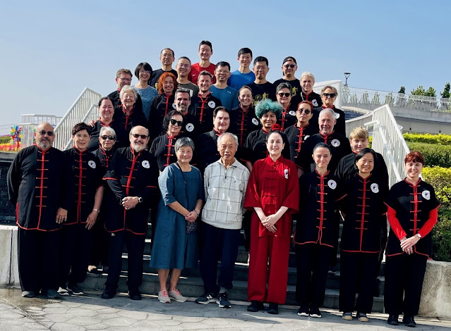 Grupo de estudiantes con el gran Maestro Kuo Chin Chen y Maestra Eva Caimari Caldes.