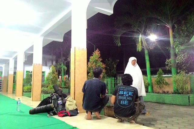 Sejenak istirahat di Masjid untuk sholat magrib dan isya di Klakah