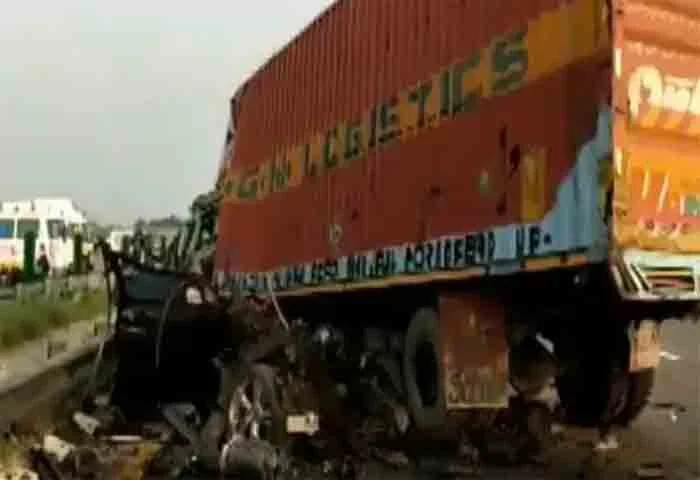 News,National,India,New Delhi,Accident,Accidental Death,Death,Police,Social-Media,Facebook,Local-News,Video,Enquiry, UP: Four Died As Container Truck Hits BMW On Purvanchal Expressway In Sultanpur