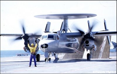 E-2C Hawkeye cai no Golfo de Omã