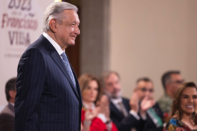 Anuncia AMLO aumento salarial de 8.2 por ciento para docentes