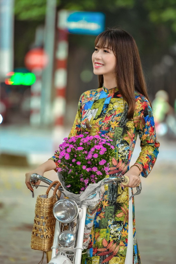 Thiếu nữ áo dài hoa, xe đạp