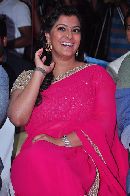 VaraLakshmi Sarathkumar hot pics in saree