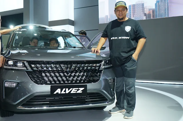 Deni selaku Ketua WEVI melihat eksterior Wuling Alvez