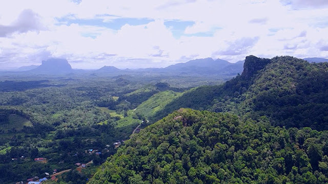 Hamparan Pemandangan di puncak bukit keruat photo