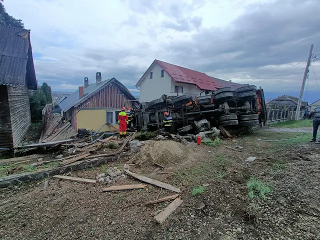 VIDEO Accident de Drăgușeni. Basculantă scăpată de sub control, distrugeri majore în două gospodării. Șoferul a scăpat nevătămat