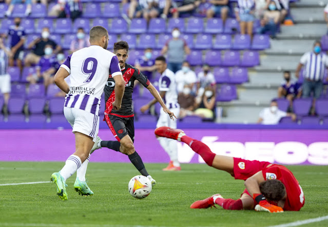 Weissman recorta a Luca Zidane y a puerta vacía marca el segundo tanto. REAL VALLADOLID C. F. 3 (Lucas Olaza, Shon Weissman, Toni Villa) RAYO VALLECANO DE MADRID 1 (Mario Suárez). 04/08/2021. XLVII Trofeo Ciudad de Valladolid. Valladolid, España, estadio José Zorrilla.