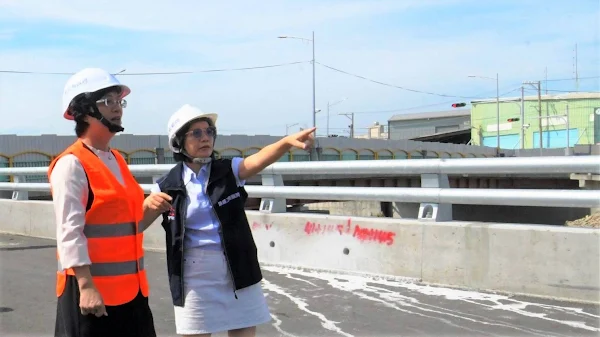 ▲王惠美表示，洋仔厝堤岸道路工程的最後一哩路，從阮剛猛縣長一直到現在，斥資13億元，預訂於115年6月全線通車，不僅打通彰北快捷道路，也打通鹿港鎮「世界水龍頭的故鄉」頂番婆聚落對外交通，讓南來北往交通更便捷。（記者林明佑翻攝）