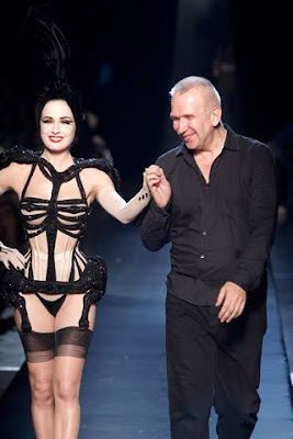 Dita_Von_Teese_Jean_Paul_Gaultier_runway_couture_july_2010@http://elreinodemariel.blogspot.com