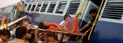 25 personas murieron y otras decenas sufrieron heridas al chocar un tren expreso de pasajeros contra un tren de carga en la India
