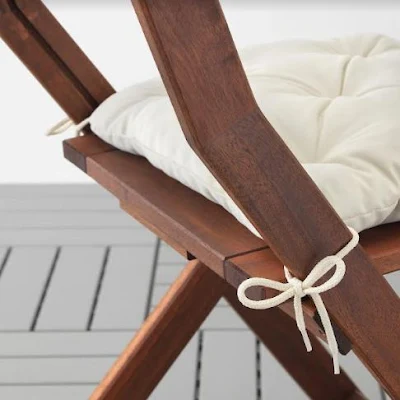 Ce coussin confortable est idéal pour utiliser en extérieur. La technique de teinture plus respectueuse de l'environnement résiste mieux à la décoloration du soleil. Les liens permettent de garder le coussin en place.