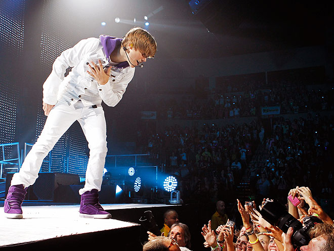 justin bieber crying on stage singing down to earth. Justin Bieber on Stage