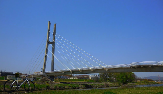 石川沿いの自転車道で