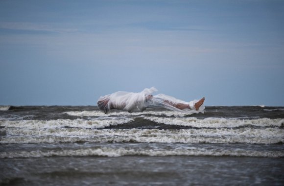 andrew brodhead fotografia pessoas embrulhadas em plástico flutuando natureza