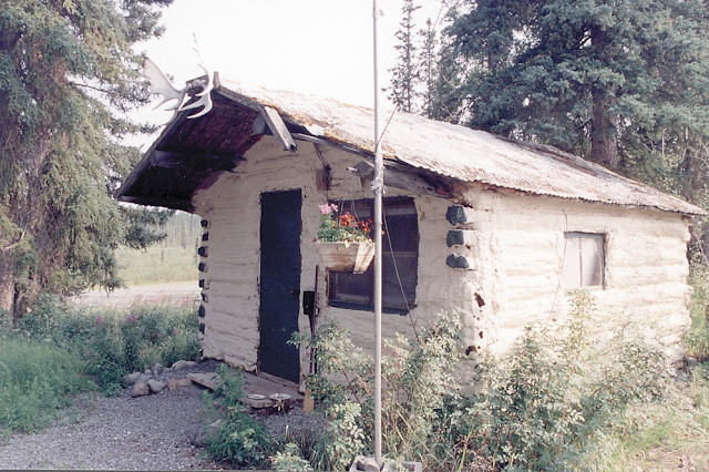 Unconventional modern method of keeping log cabin warm in winter 