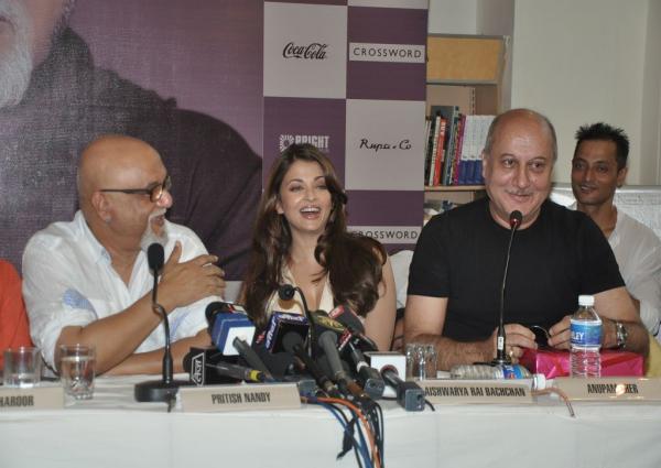 Aishwarya Rai unveils  Pritish Nandy's book 'Again