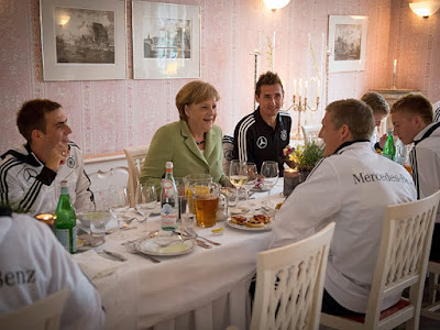 Sejarah mengajarkan bagaimana tirani kelas kakap dengan peran sebagai politisi sepak bola Angela Merkel: Wanita Terkuat di Dunia