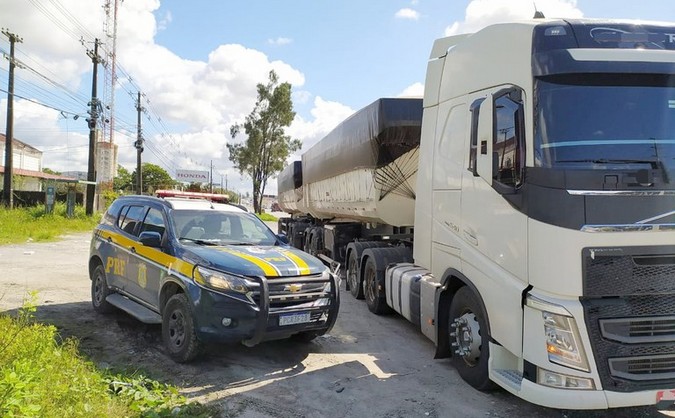 PRF flagra 75 toneladas de excesso de peso em carretas circulando em Pernambuco