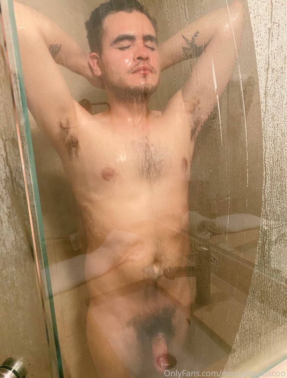 youtuber masturbandose en la ducha
