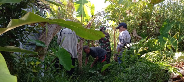 Peduli Lingkungan, Babinsa Koramil 01/Banjarmasin Timur Bersama Dinas PUPR dan Juga Warga Bersihkan Sampah di Bantaran Sungai