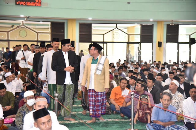 Gus Muhdlor Sholat Idul Adha di Masjid Agung Sidoarjo Bersama Ribuan Warga, Pesan Khatib Pentingnya Kesalehan Individual dan Sosial