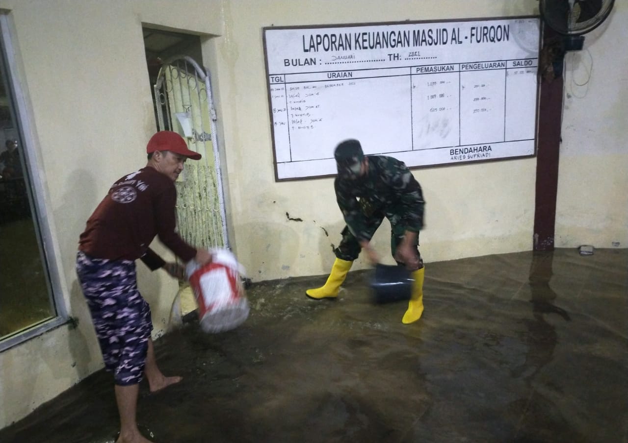 Sejumlah personel Babinsa jajaran Kodim 0410/KBL tinjau wilayah binaanya terkait derasnya hujan yang mengguyur Kota Bandar Lampung