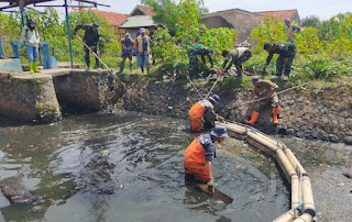 Gunakan Jaring Apung Satgas Sektor 6 Atasi Sampah di Sungai 